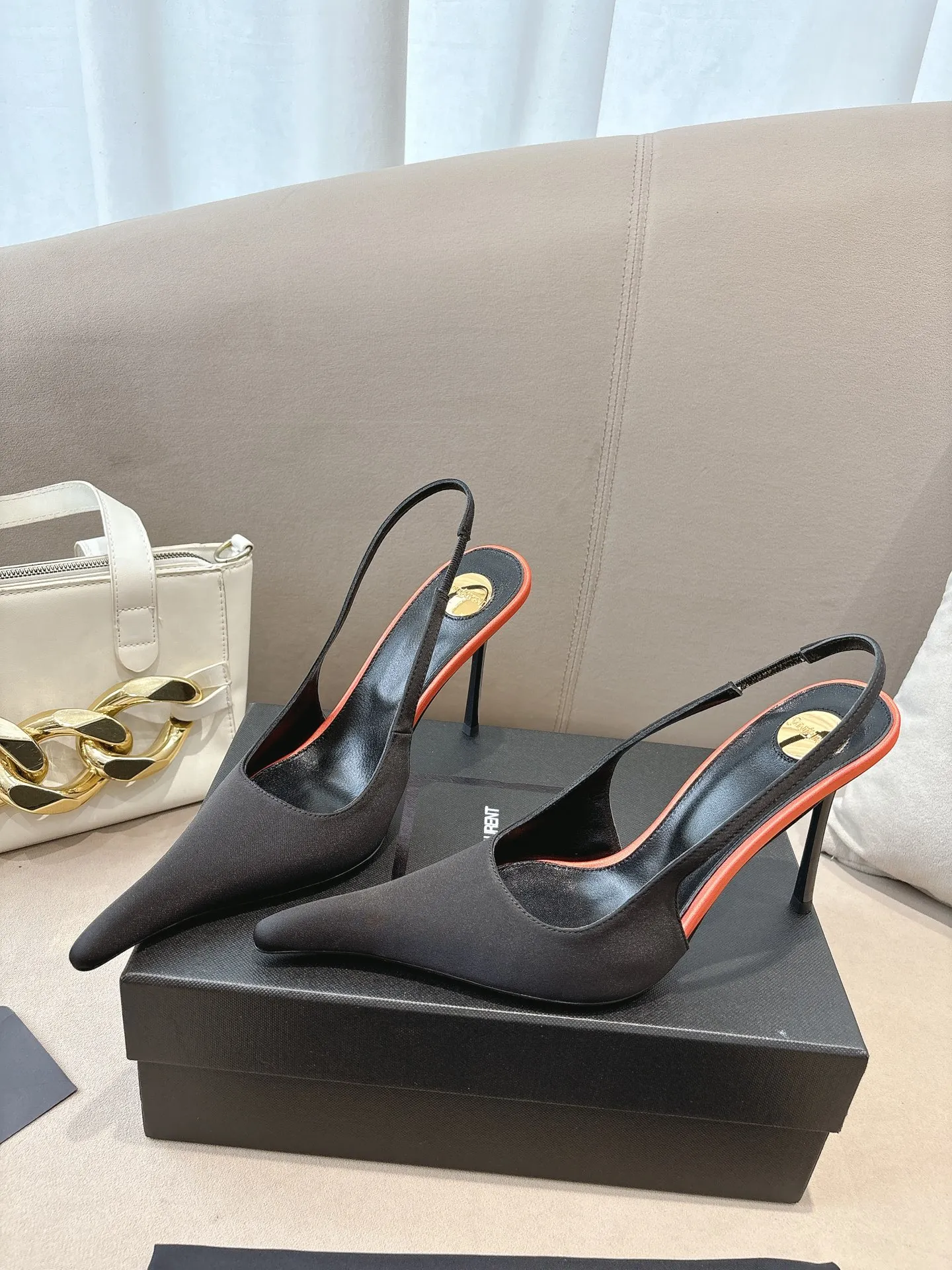 👟👟Ex-factory price 600👟👟 Saint Laurent ysl 25ss/autumn and winter ready-to-wear series catwalk style high heels. The toe and contrasting color design make the final effect quite impressive. Different colors also look good. Straight and curved heels are optional. Only YSL understands women’s hearts best and does not accept refutation. It is a super invincible feminine artifact, a must-have for women (z-brand full-body customization, own molded hardware accessories, perfect consistency) ✔ Upper: imported cow patent leather ✔ Inner lining: imported 🐑 goat leather ✔ Sole: imported genuine leather outsole ✔ Heel height: 10.5cm ✔ Size: 36-39 (40, 41, 42 can be customized and cannot be returned or exchanged) (Full set of packaging)